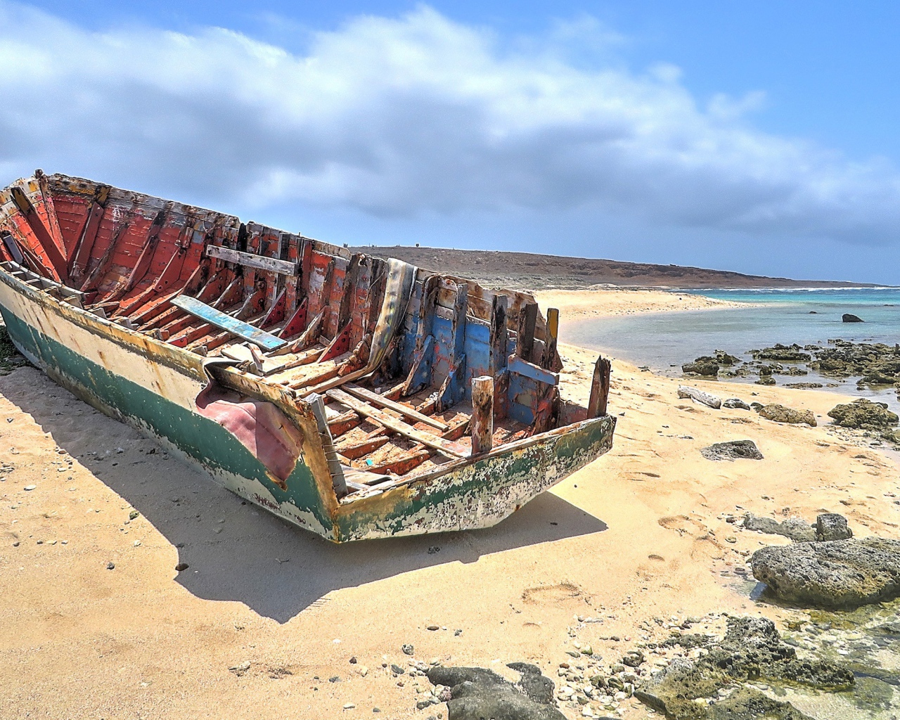 Остов лодки на пляже Арубы