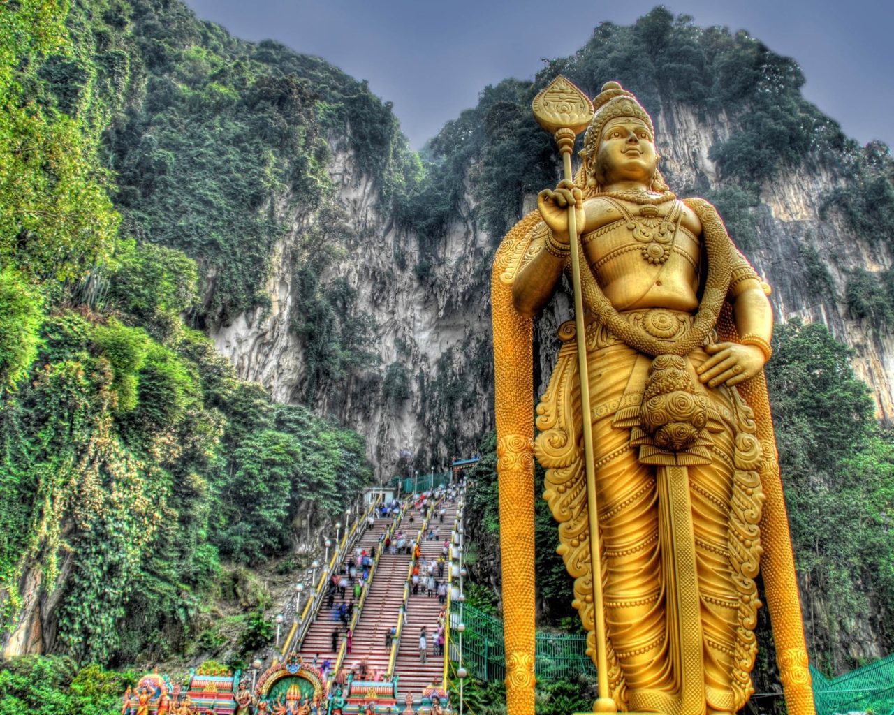 Статуя буддийского бога на фоне горы