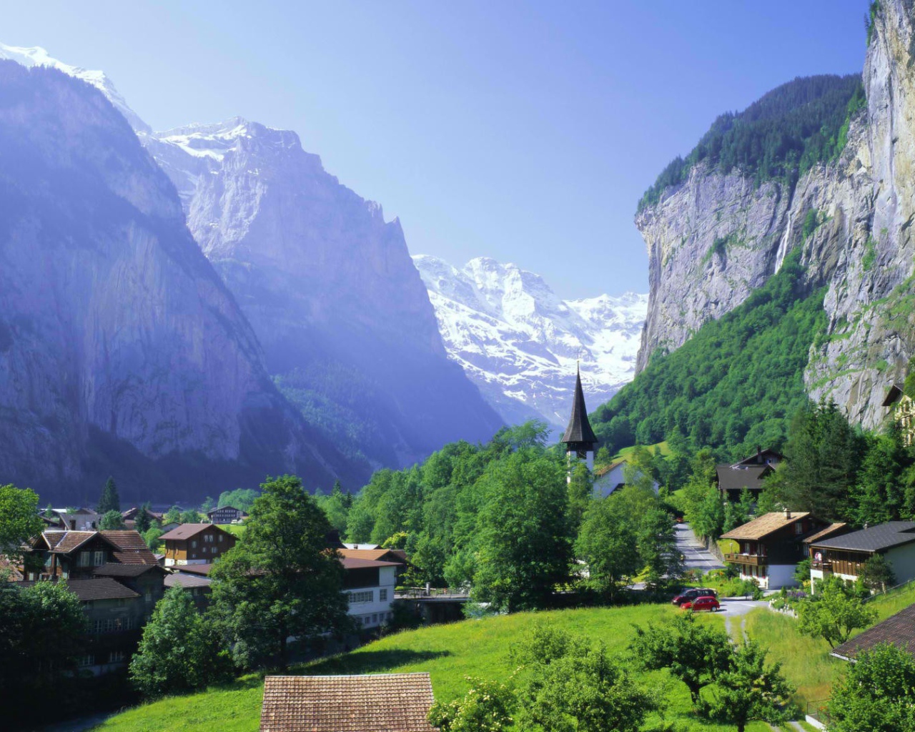 Городок у подножия обрывистых скал