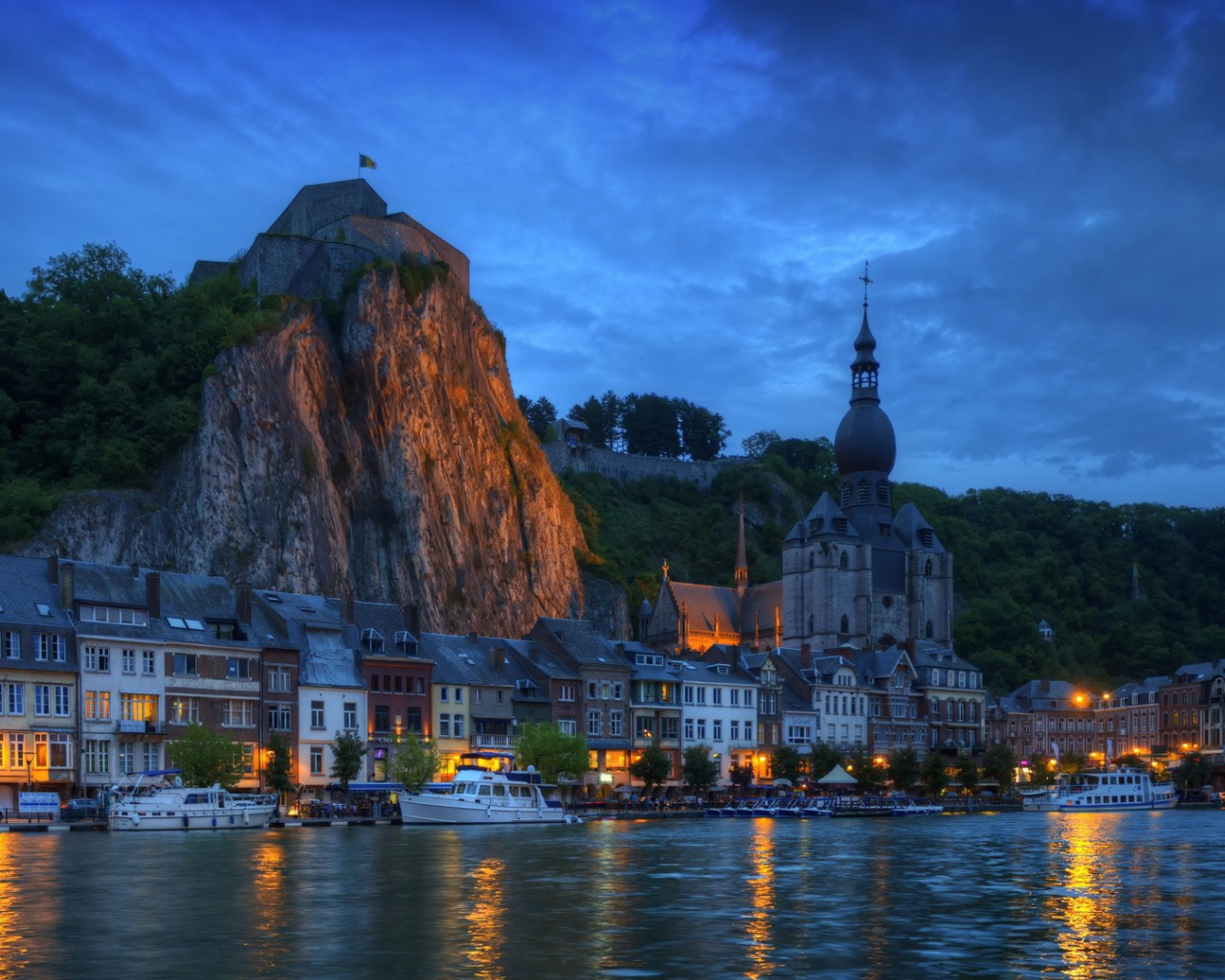 Городок у подножия скалы, Бельгия