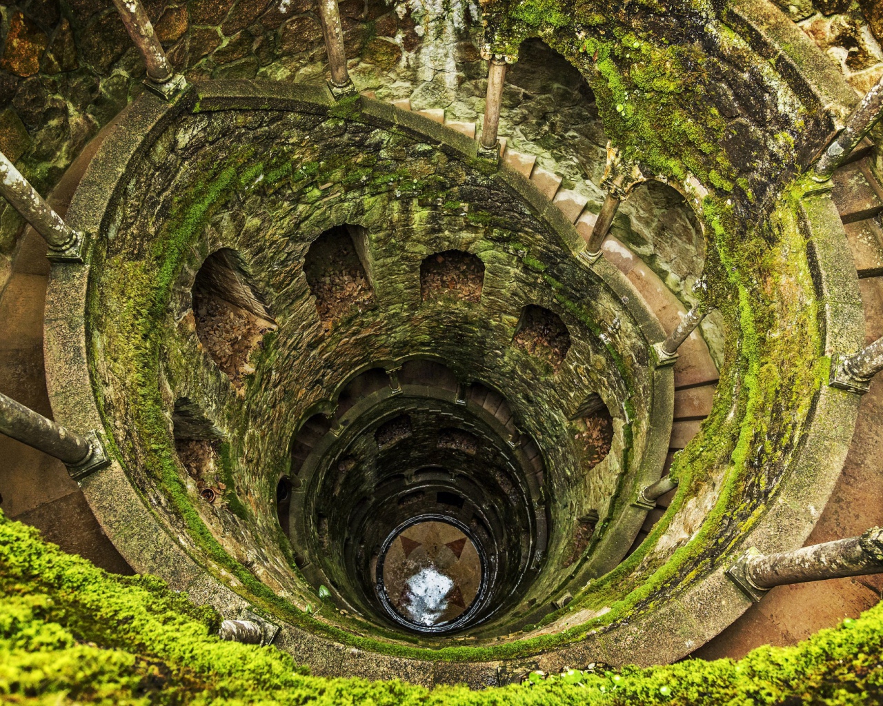 Башня выдолбленная в скале