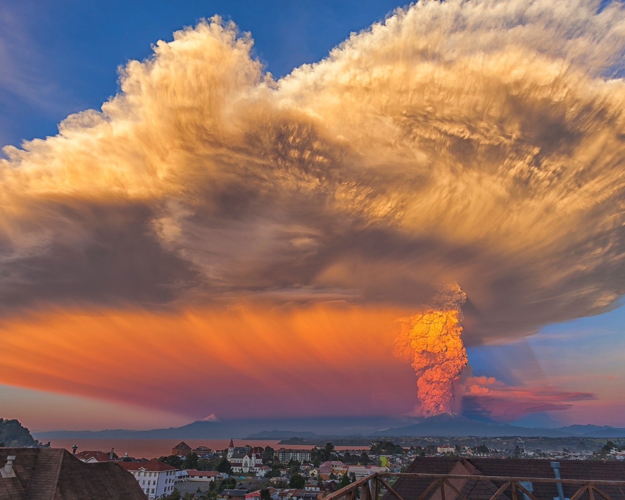 Необычное облако над вулканом Кальбуко, Чили