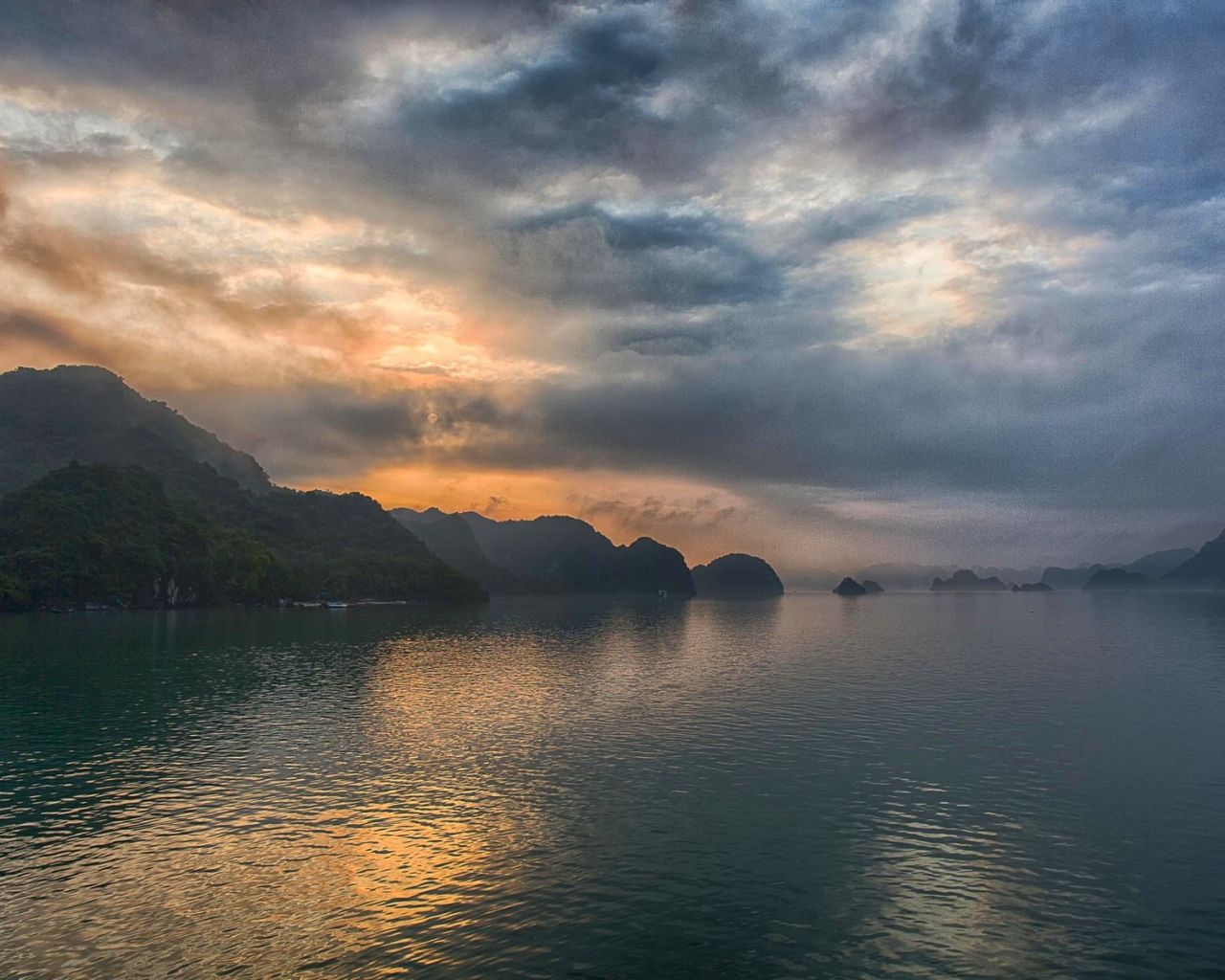 Закат в бухте Халонг, Вьетнам
