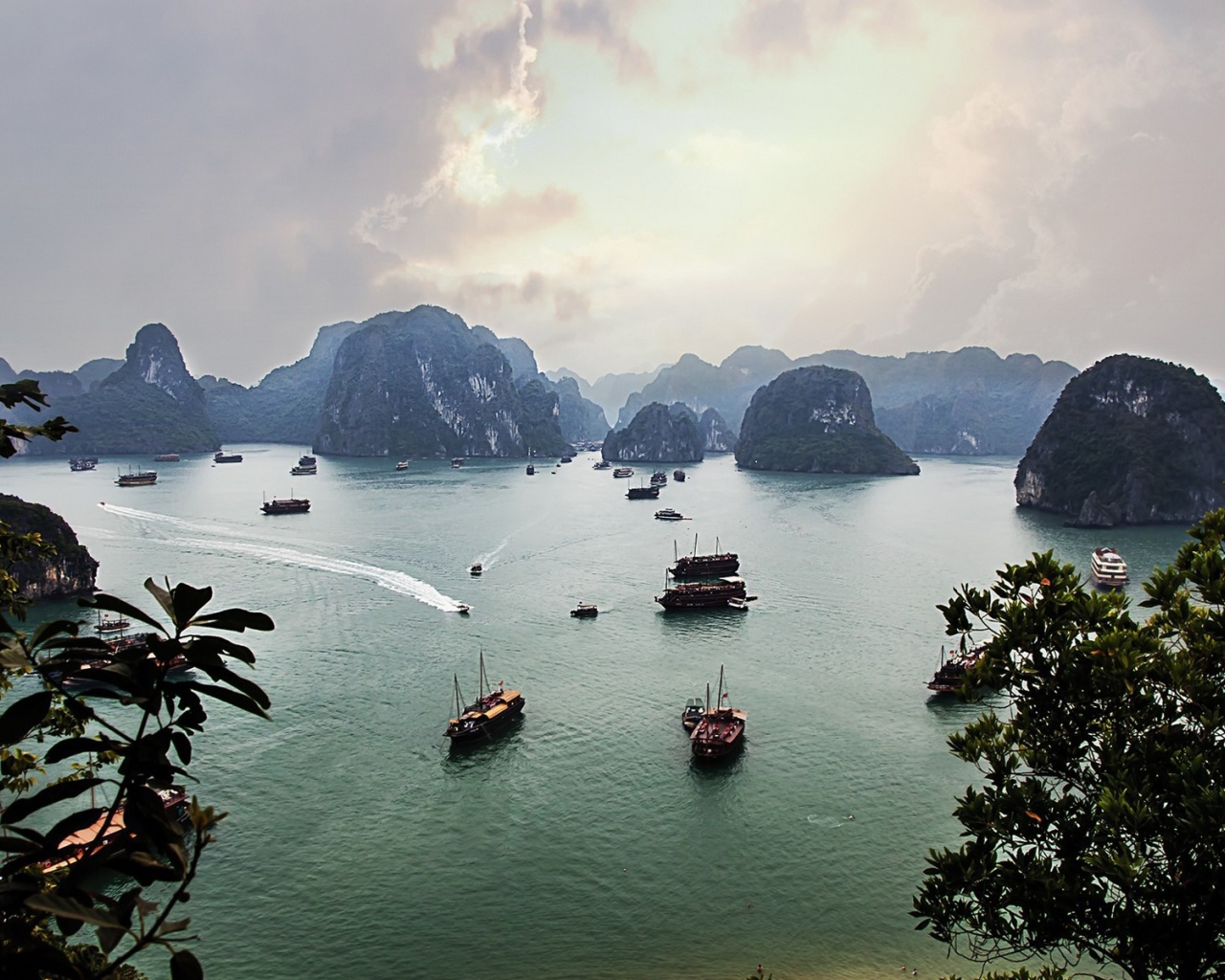 Корабли в бухте Халонг, Вьетнам