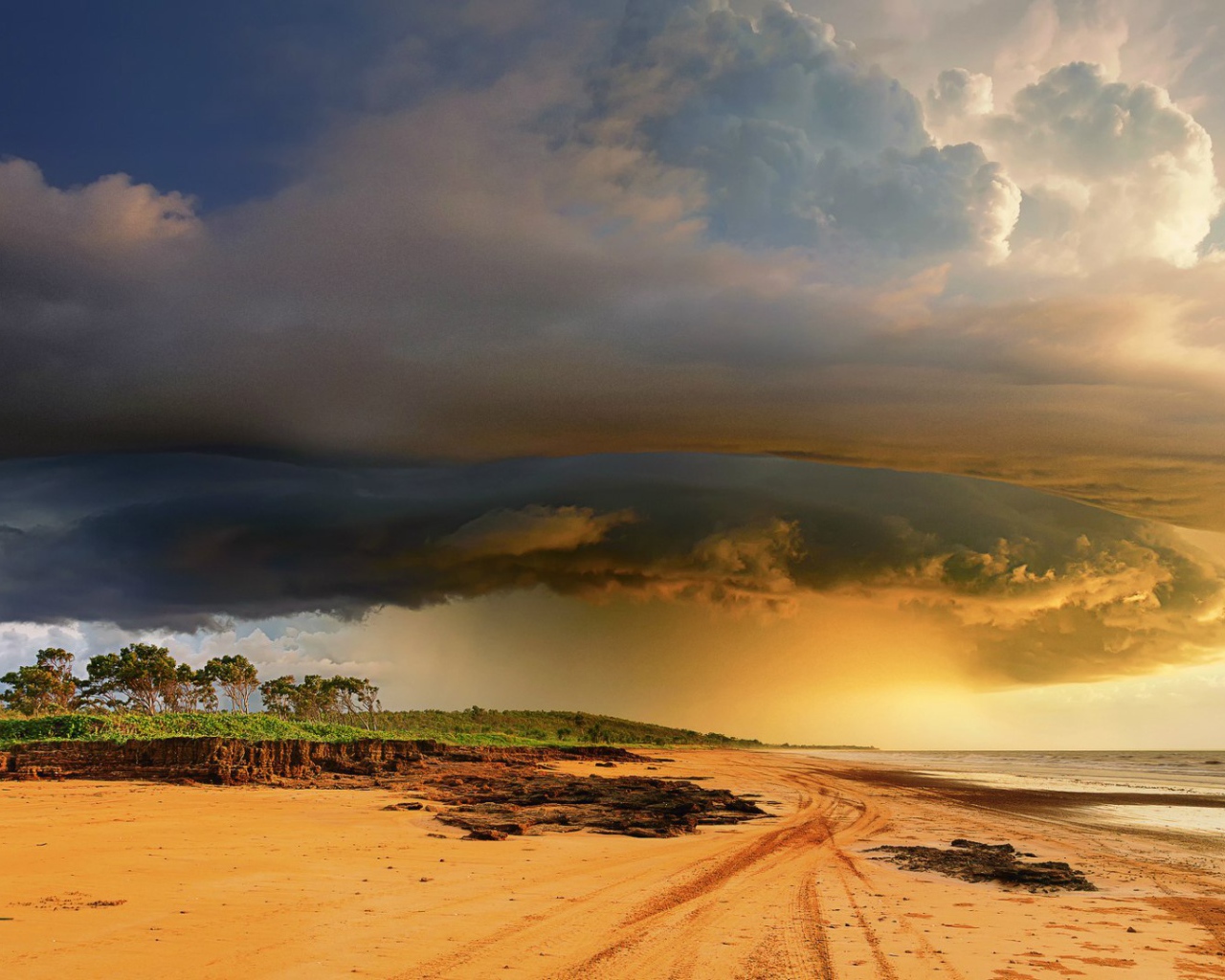 Тропический шторм в Австралии