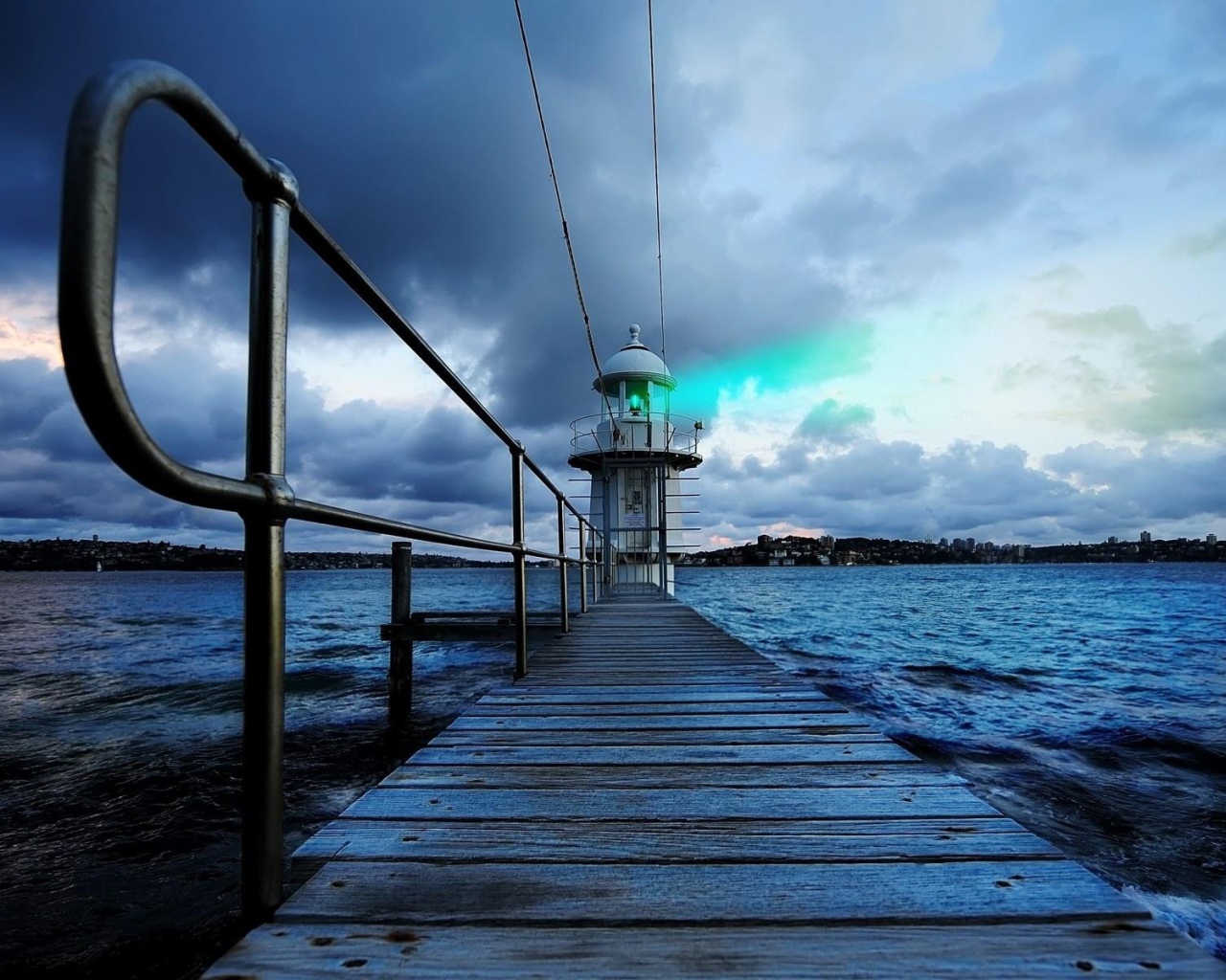 Деревянный пирс и маяк в Австралии