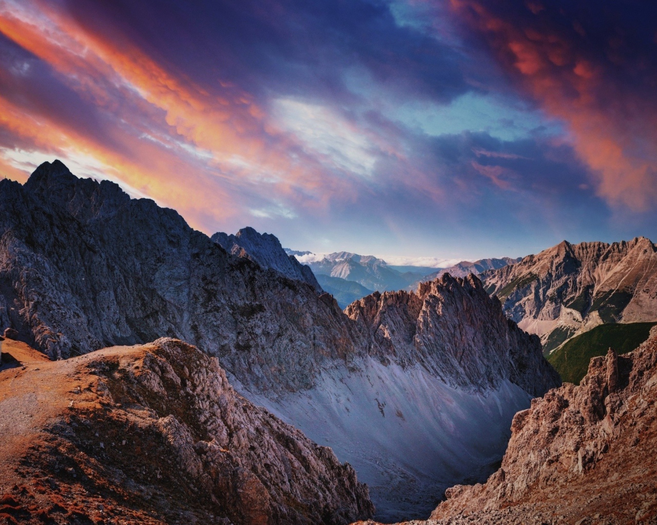 Розовые облака над скалами в Австрии