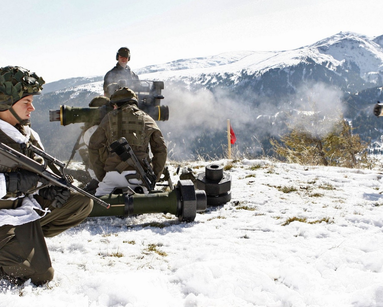 Солдаты тренируются в горах Австрии
