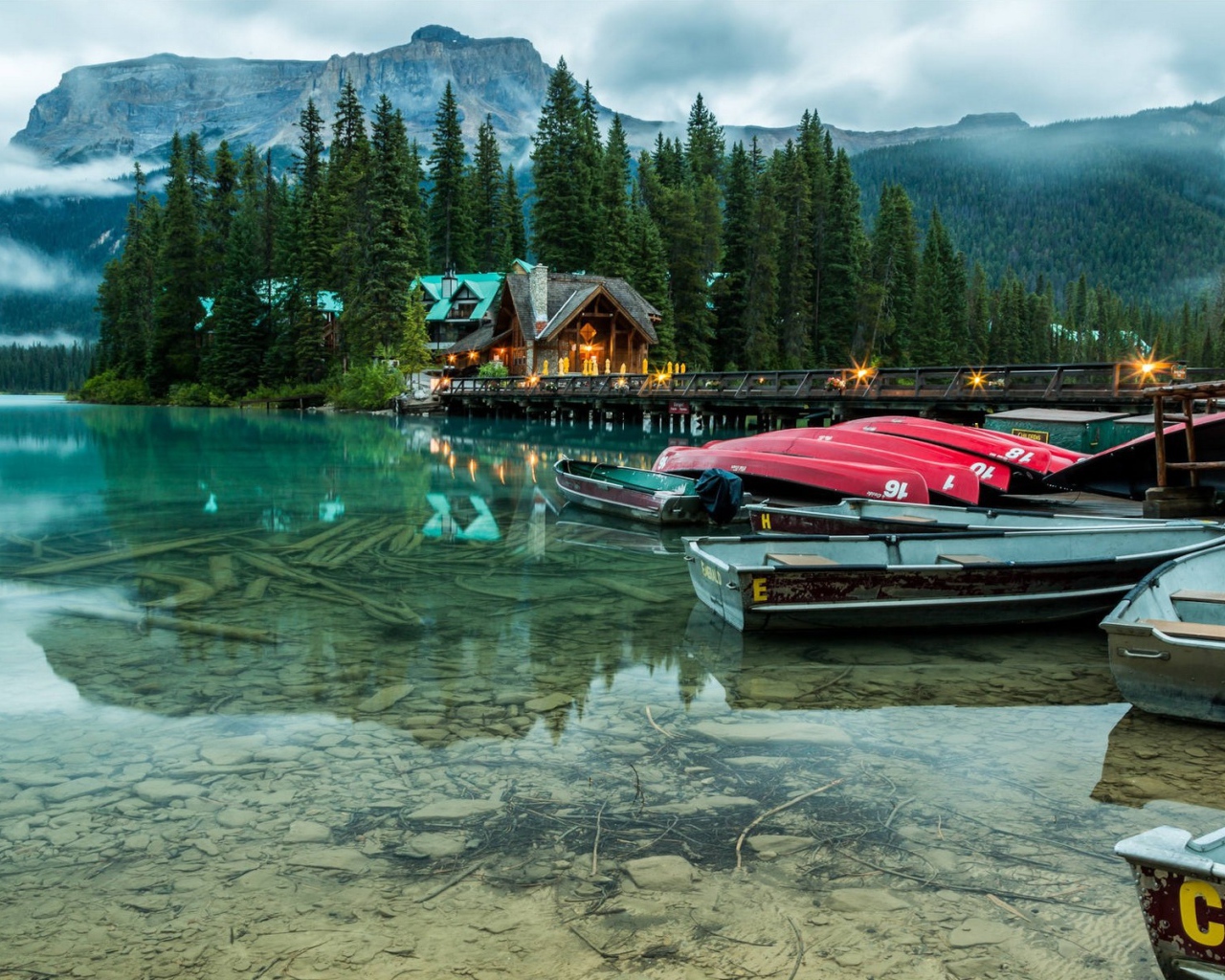 Лодки на озере в национальном парке Банф, Канада