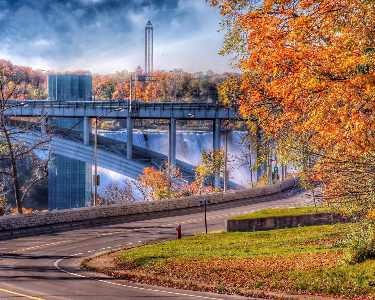 Мост над водопадом в Канаде