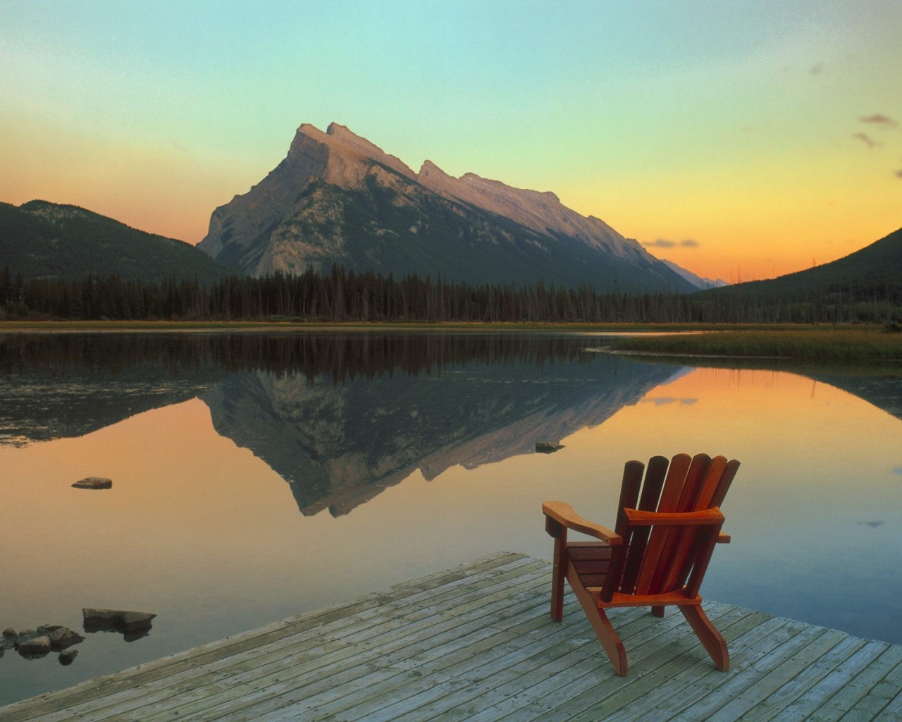 Шезлонг на берегу озера, Банф Канада