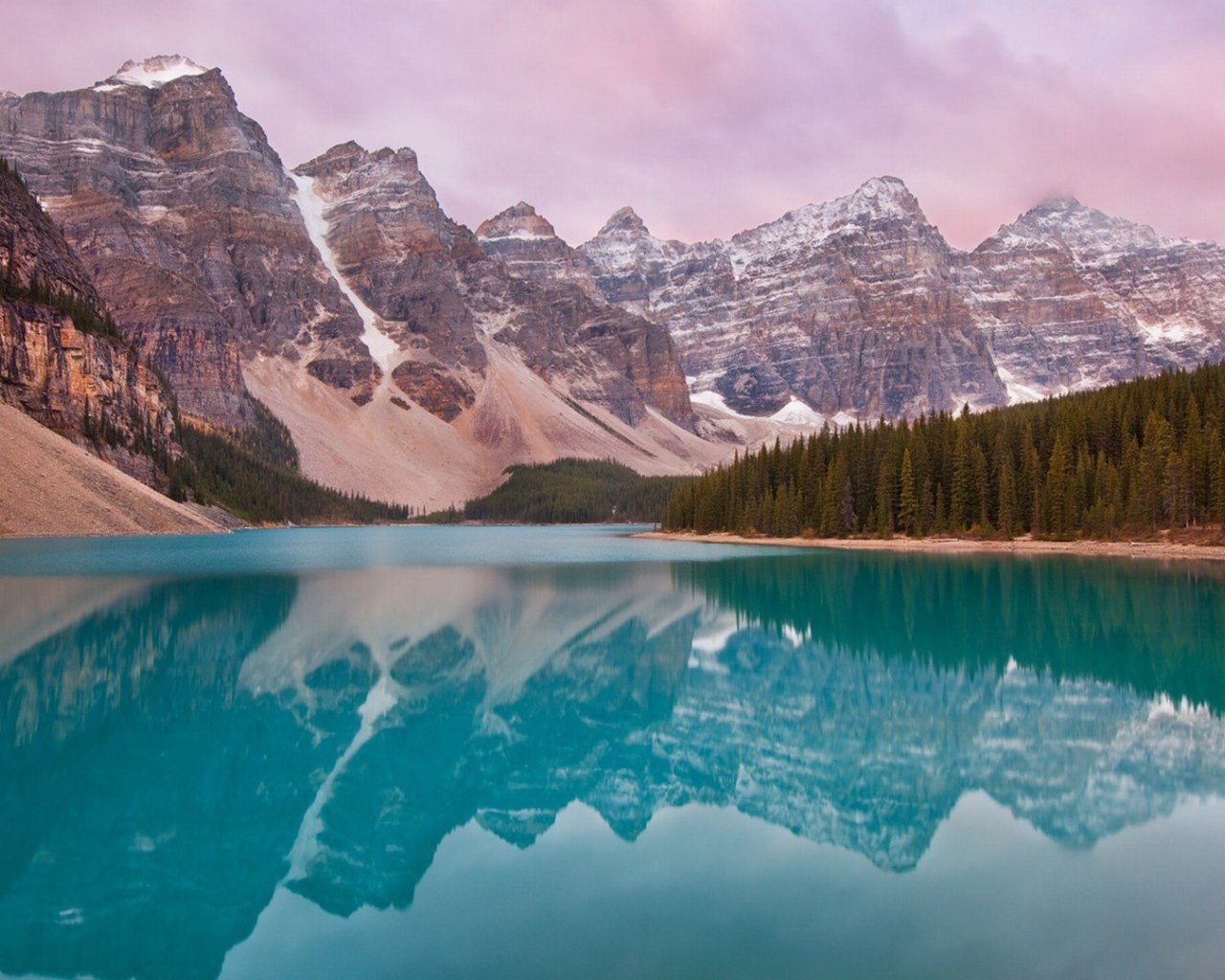 Ледниковое озеро Морейн в Канаде