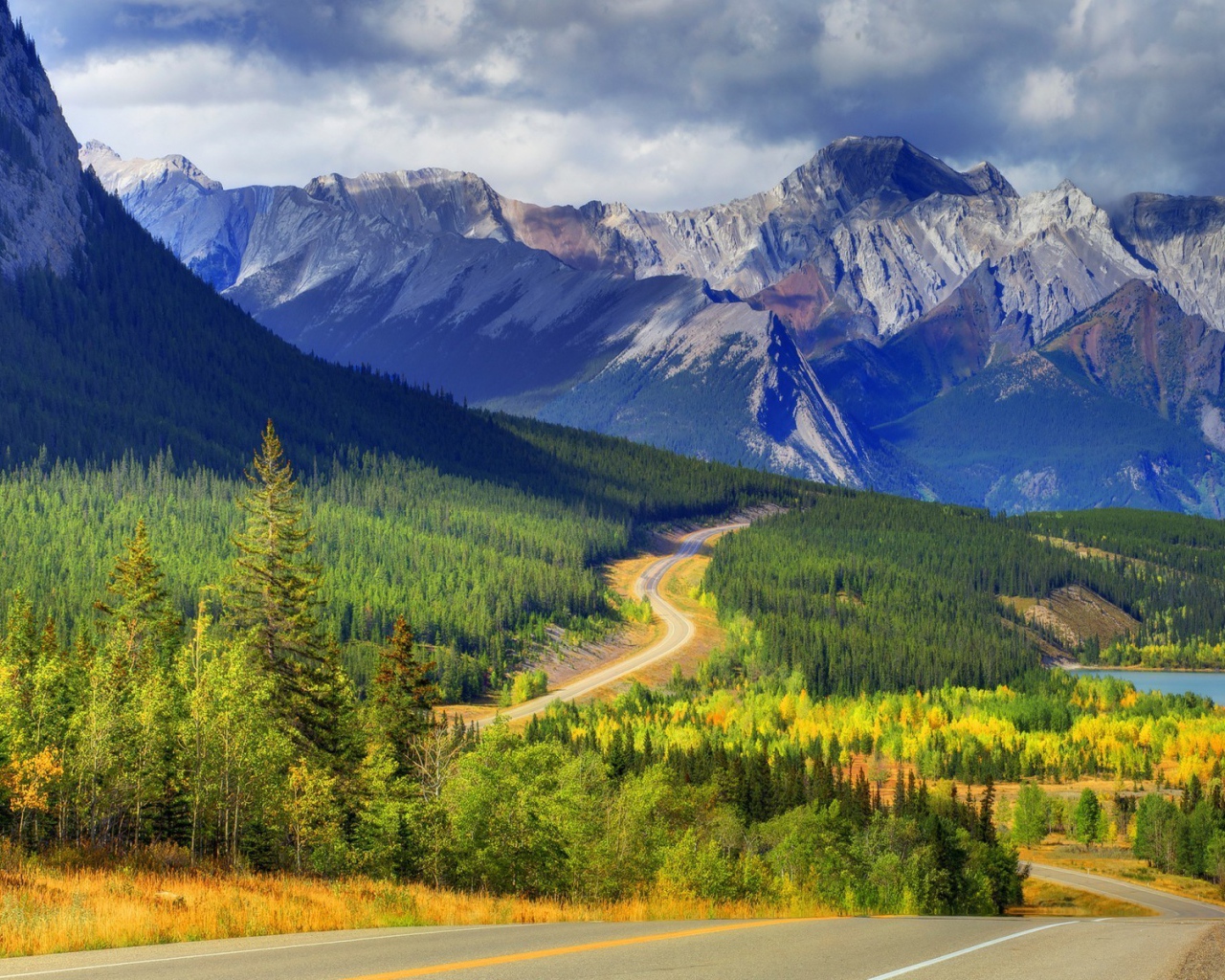Шоссе среди горного леса в Канаде