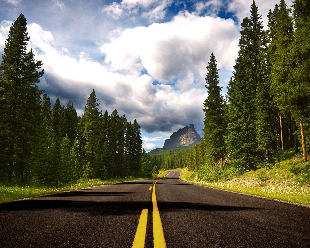 Шоссе в национальном парке Банф, Канада