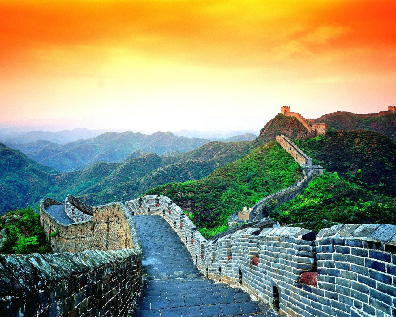 Красочное небо над Китайской стеной