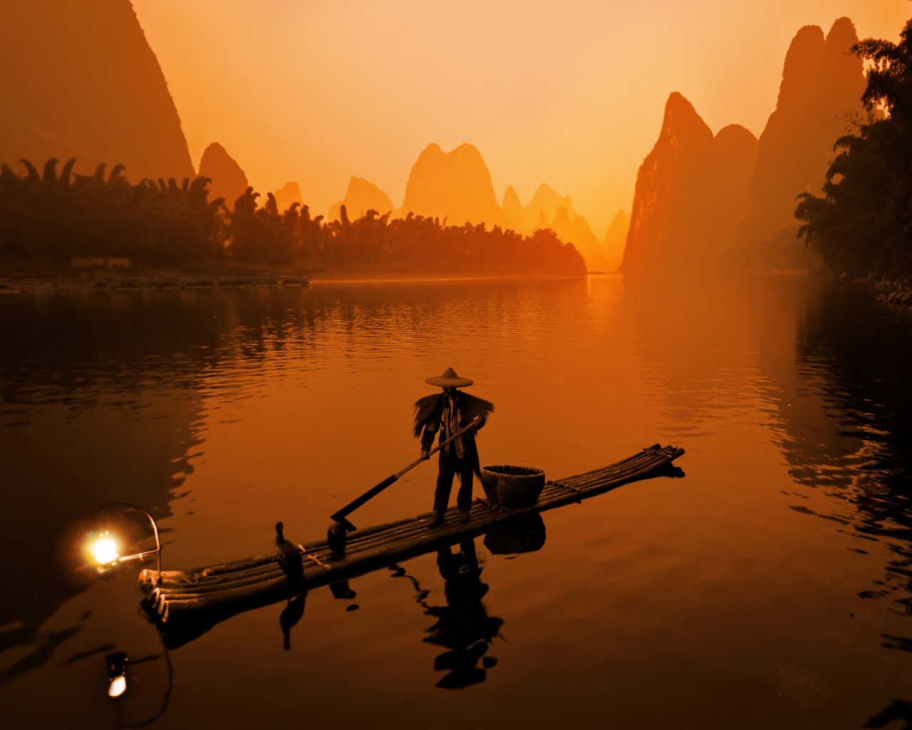 Китайский рыбак на восходе солнца