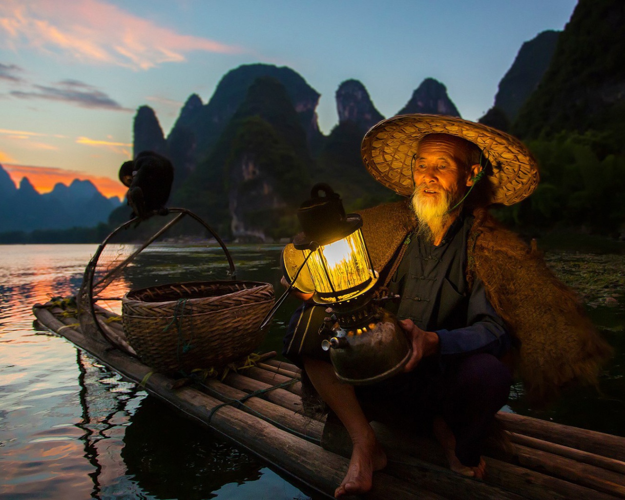 Рыбак и баклан на рыбалке в Китае