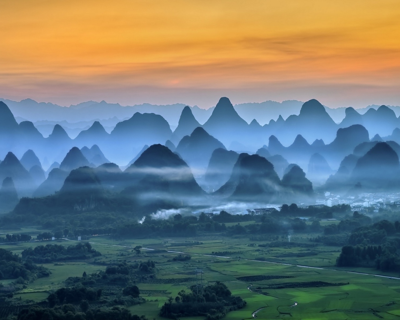 Туманное утро среди холмов в Китае