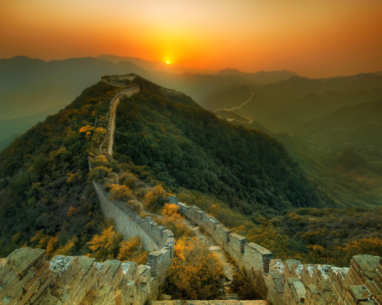 Туманный восход над Китайской стеной