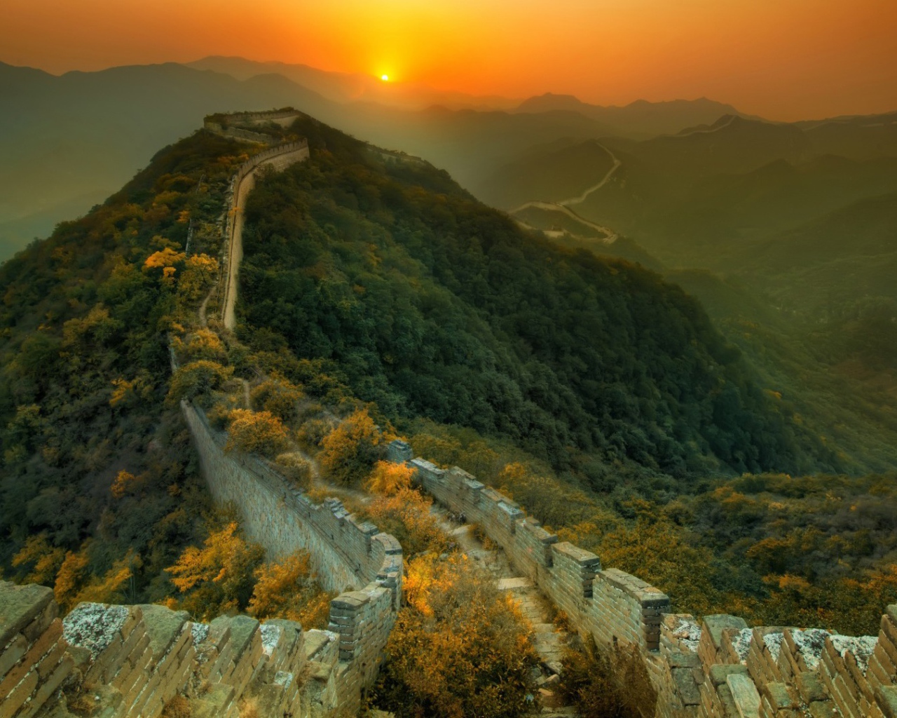 Великая Китайская стена на фоне заката
