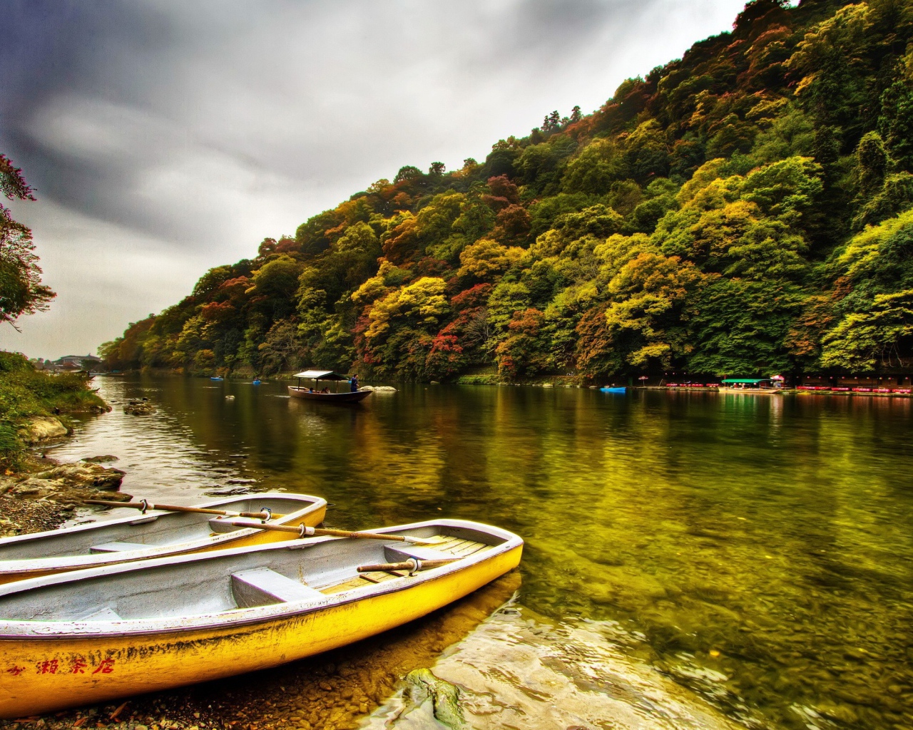 Желтые лодки у берега реки в Китае