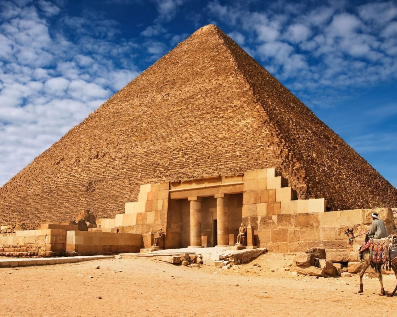 Вход в пирамиду в Египте