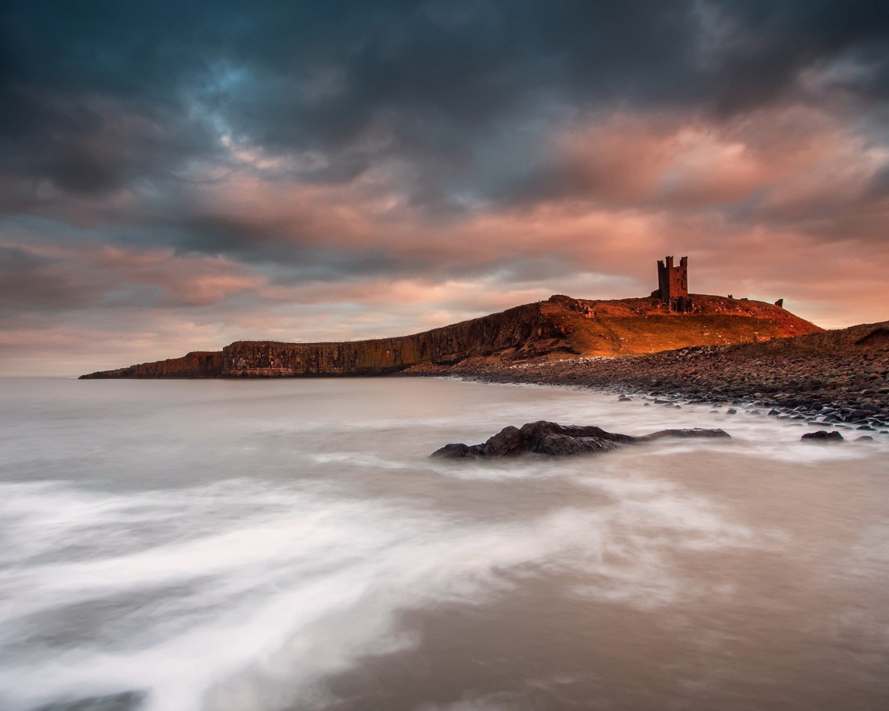 Молочная морская вода у берега, Англия