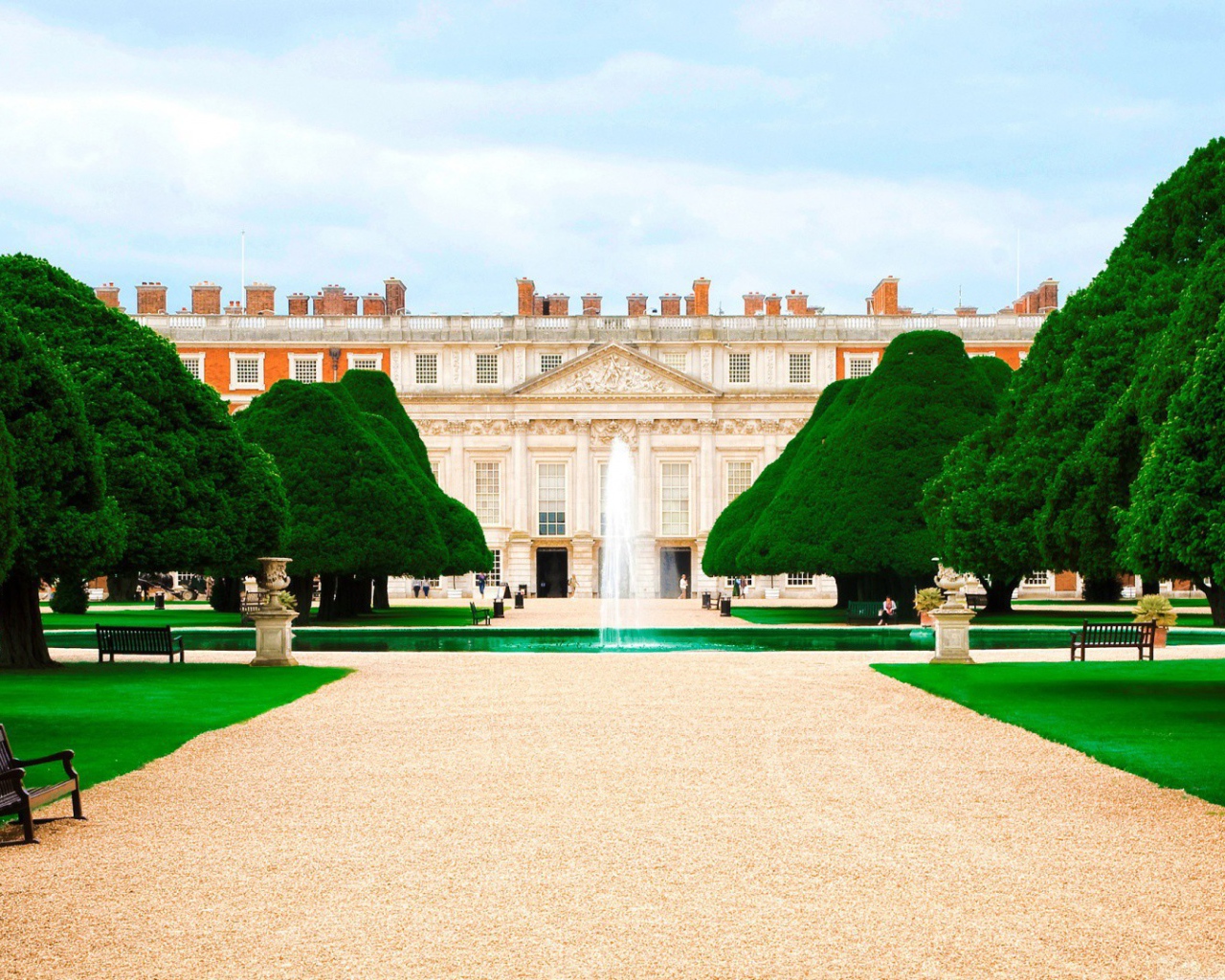 Великолепный замок Хамптон в Англии