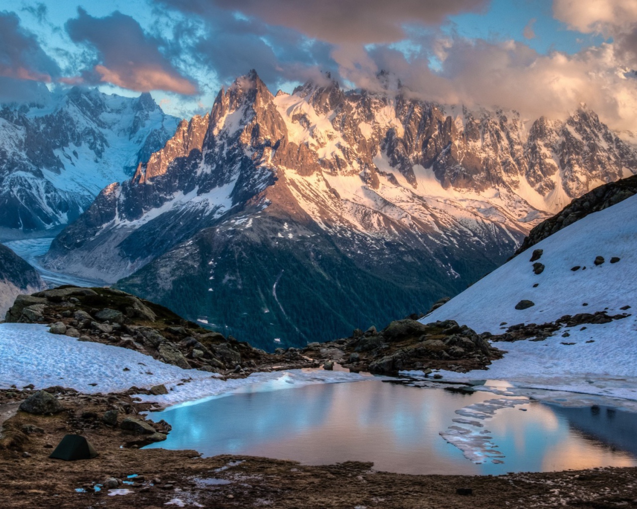 Озеро талой воды в горах, Шамони Франция
