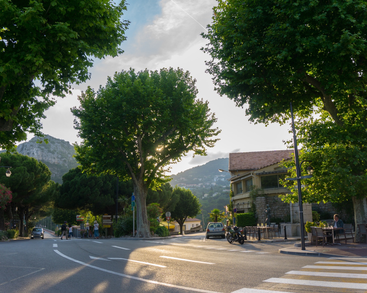 Солнечный день в городе Эз, Франция