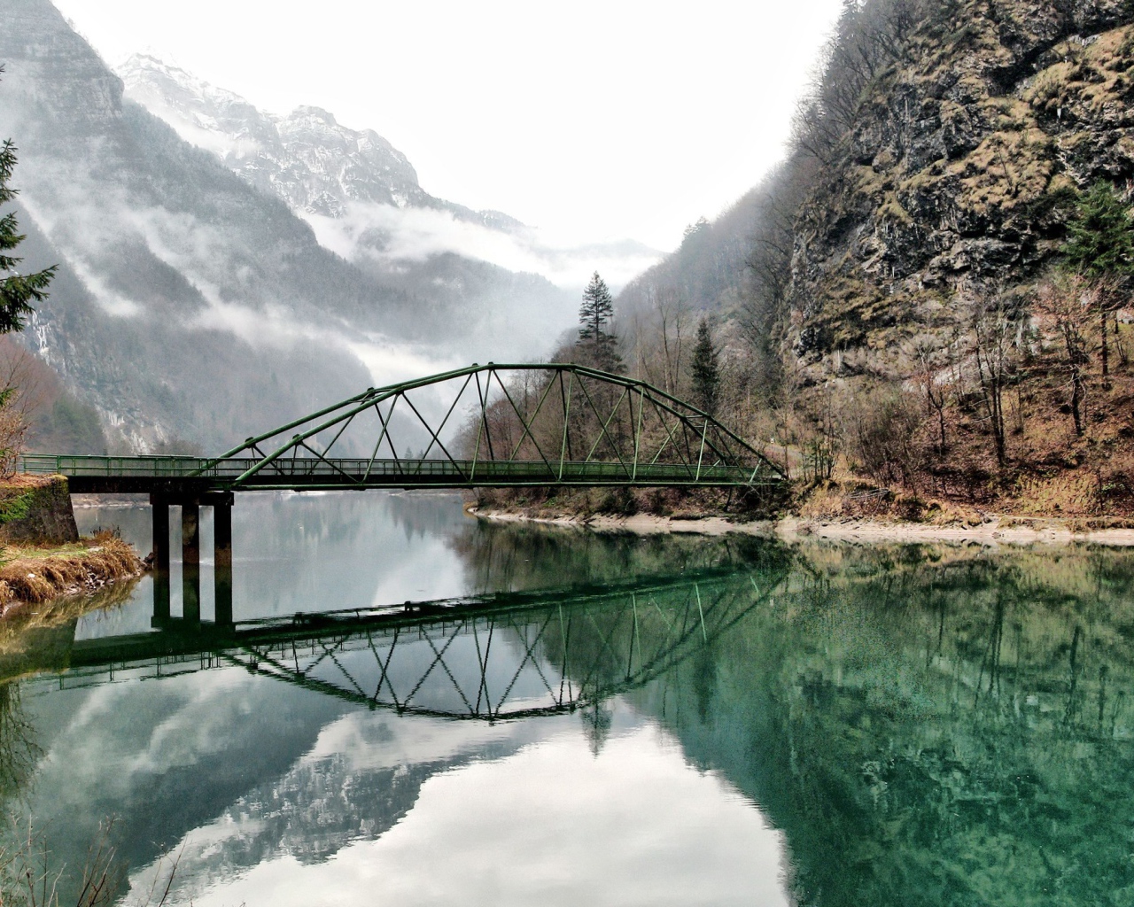 Мост на реке среди гор, Франция