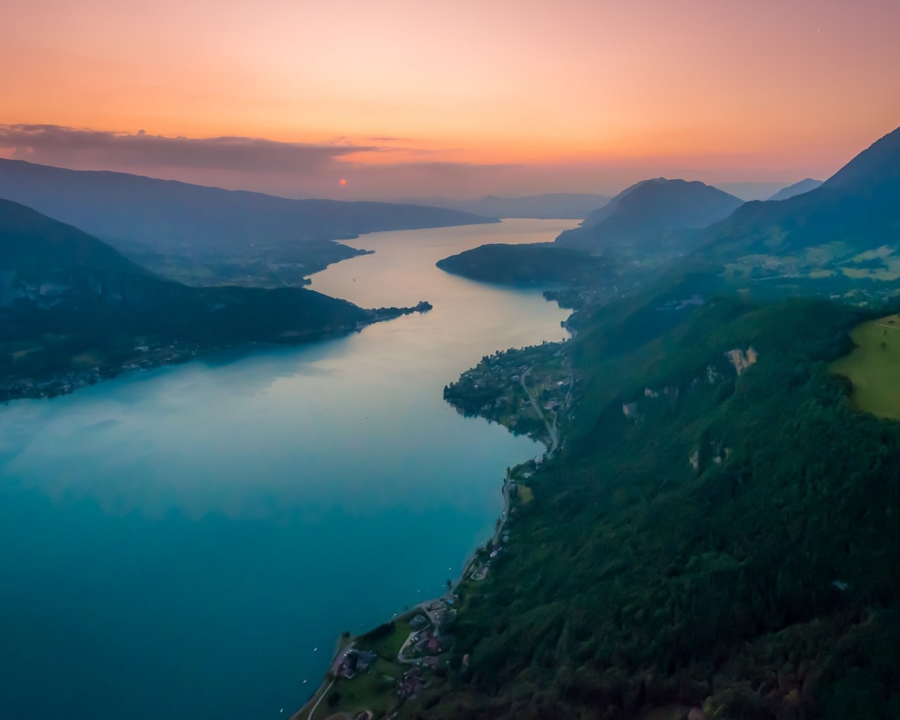 Холмы над рекой во Франции