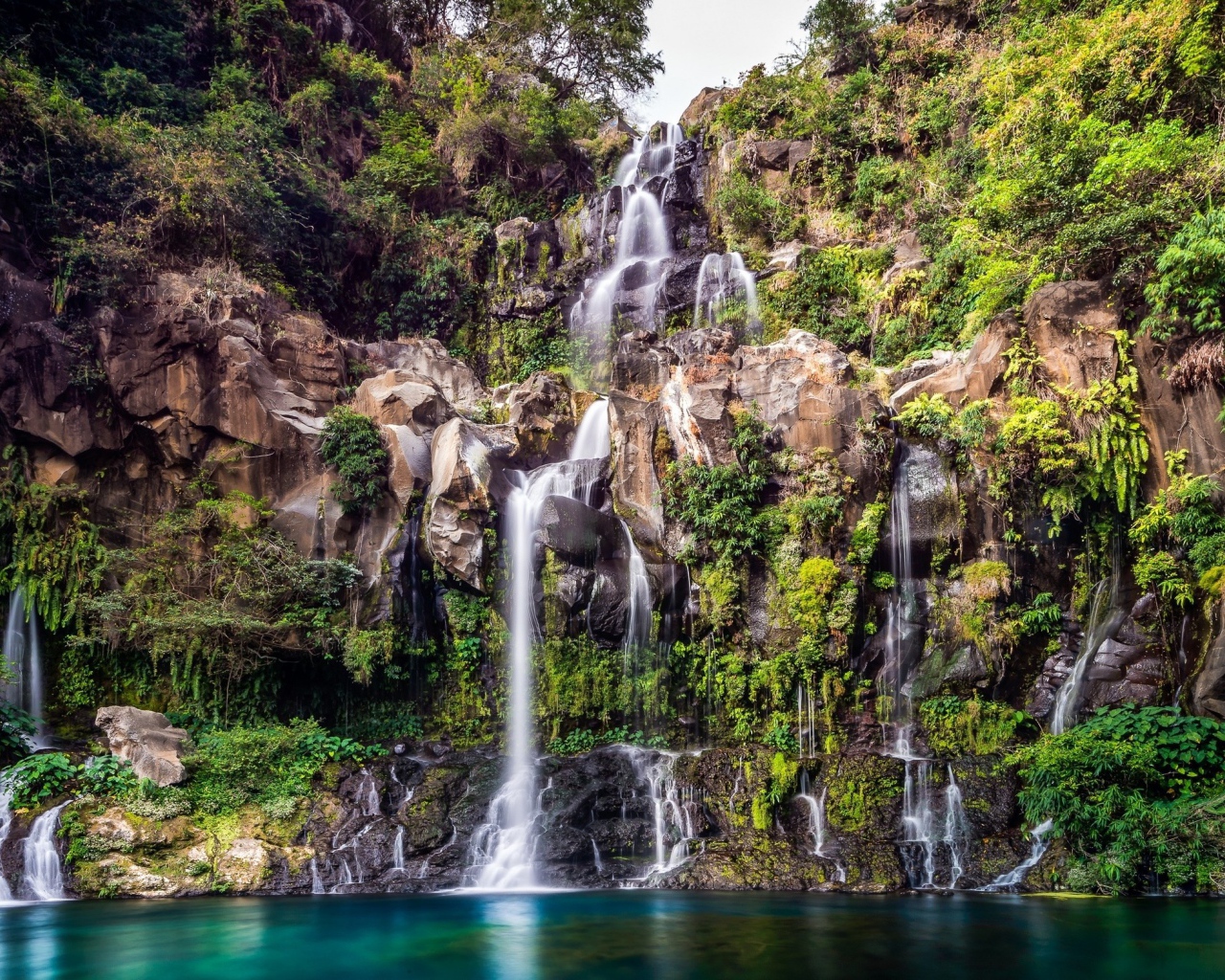 Водопад на скале, Франция