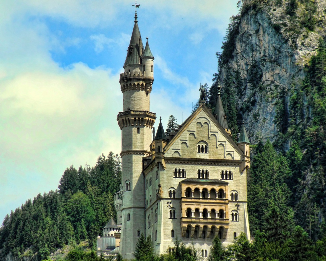 Замок у скалы в Германии