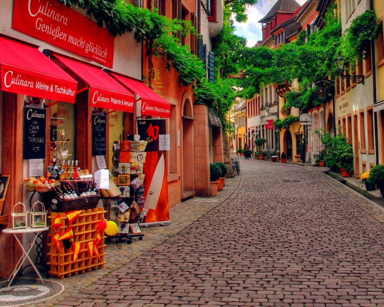 Улица с магазинами в городе в Германии