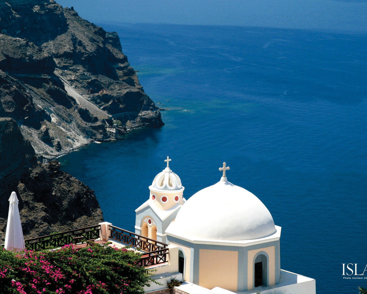 Церковь над морем в Греции