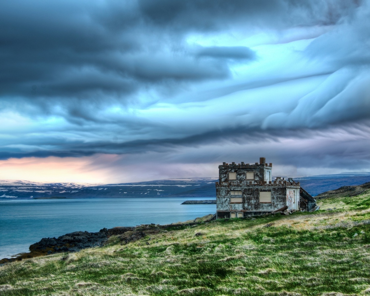 Небольшое строение на берегу озера в Исландии