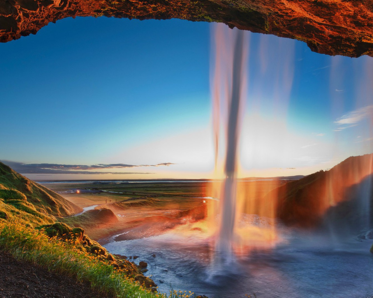 Красивый водопад в Исландии