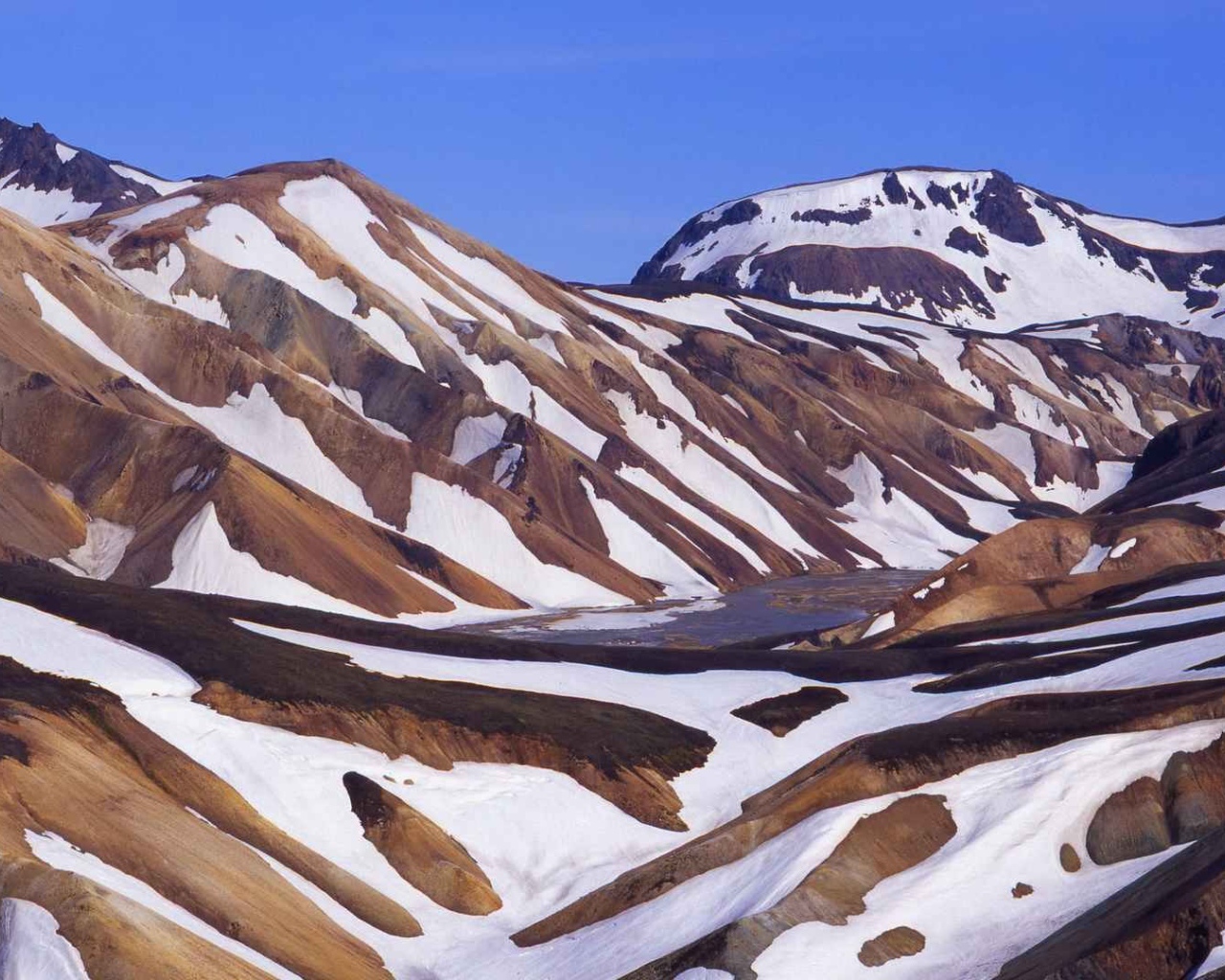 Коричневые горы в снегу в Исландии