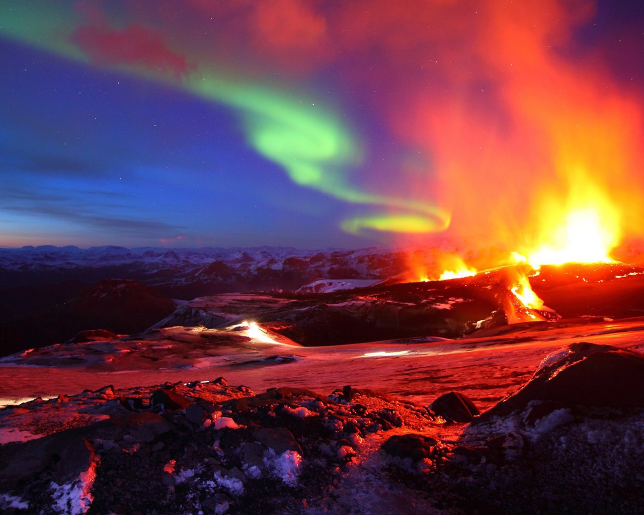 Извержение вулкана и северное сияние на одной фотографии. Исландия