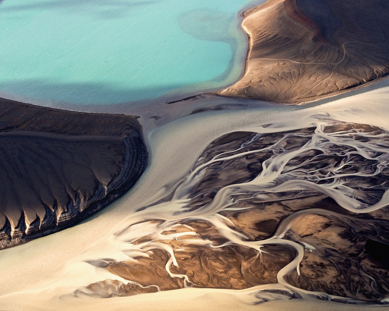 Суровый пейзаж в Исландии