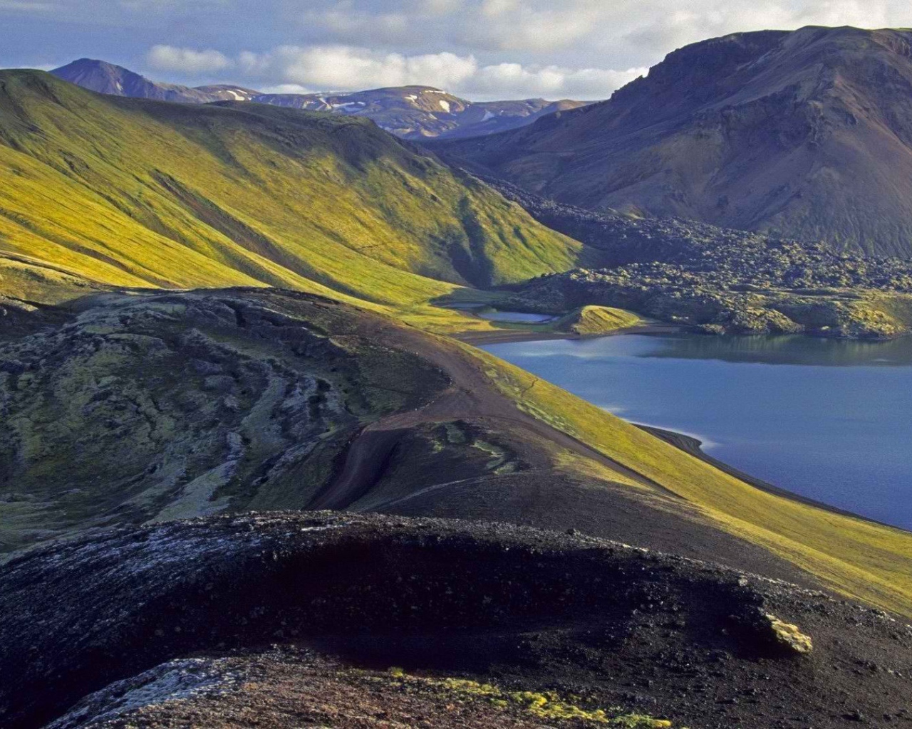 Горная неприветливая местность в Исландии