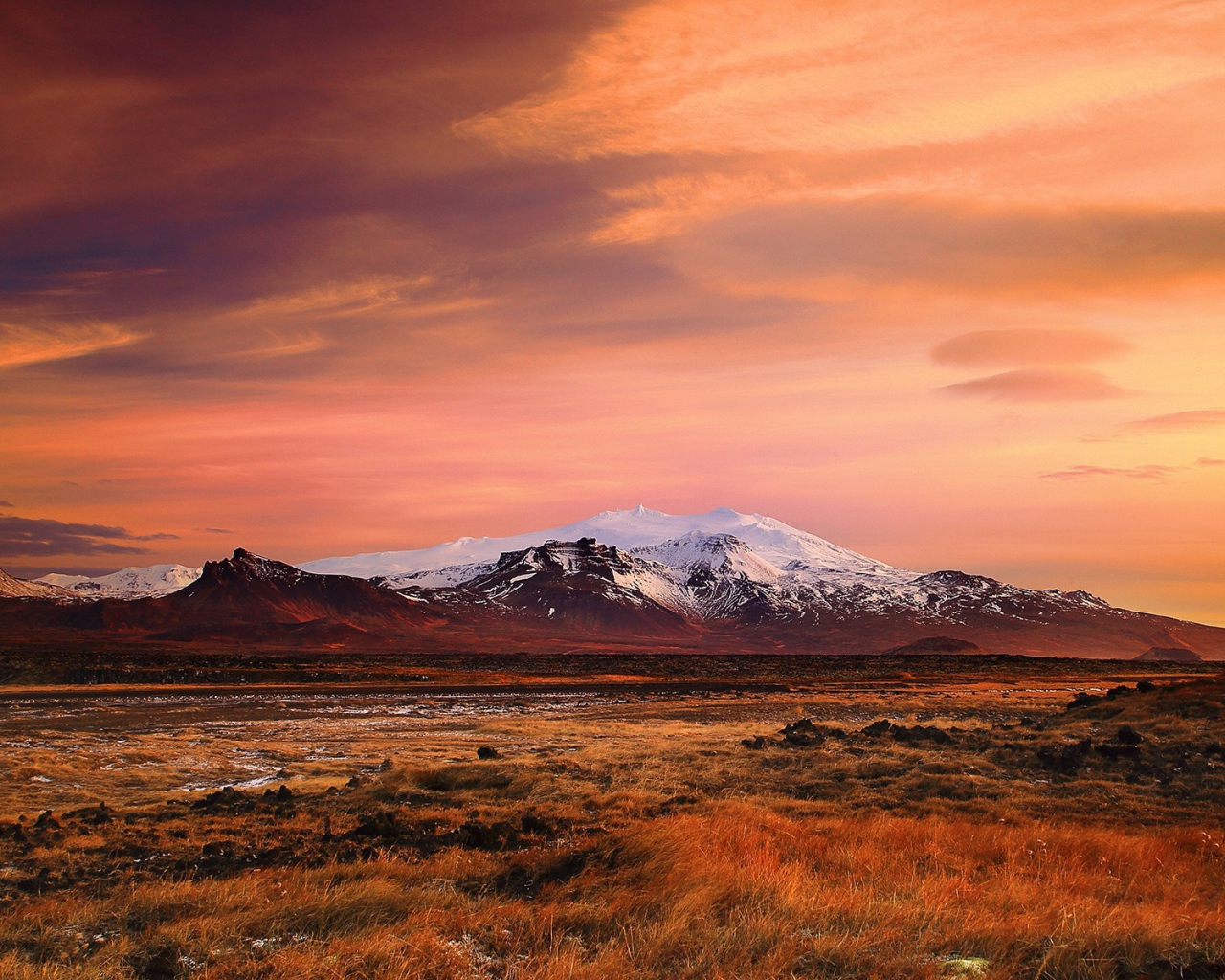Равнины и горы в Исландии на закате солнца