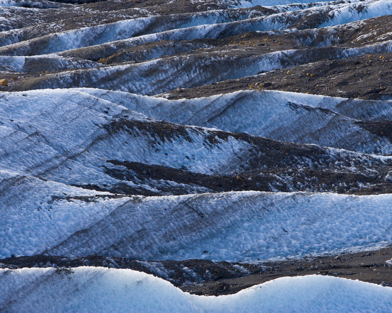 Заснеженные склоны гор в Исландии