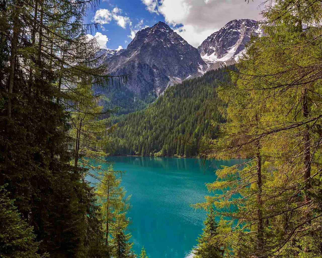 Лазурное озеро в итальянских Альпах