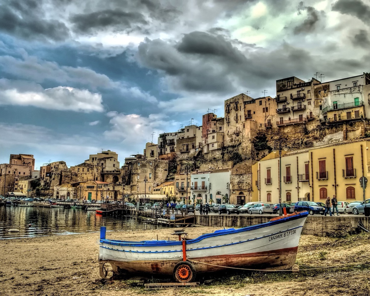 Лодка на берегу в Италии, HDR фото