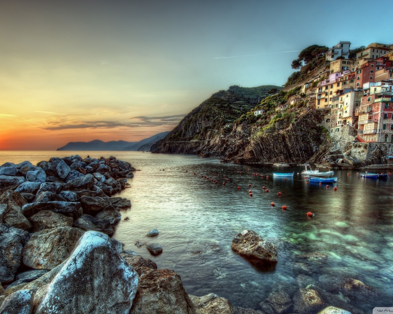 Берег моря на закате, курорт Чинкве-Терре в Италии