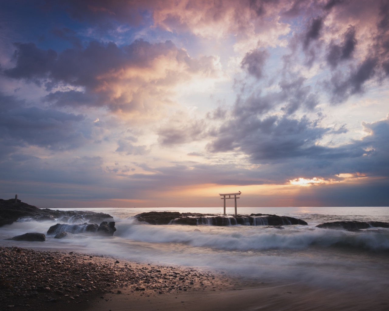 Японская арка на берегу моря