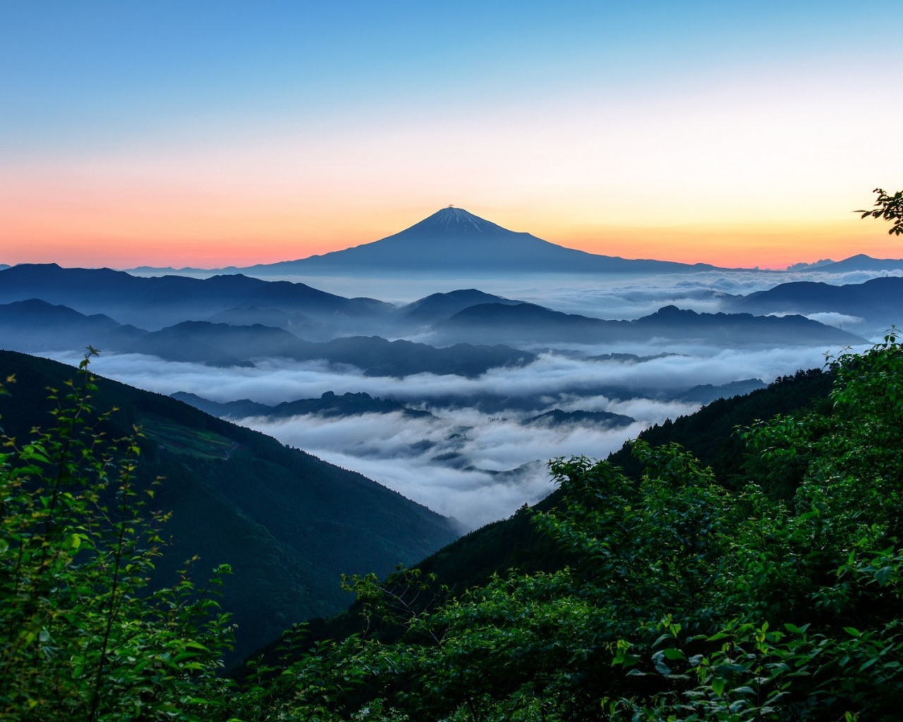 Гора Фудзи в тумане, Япония