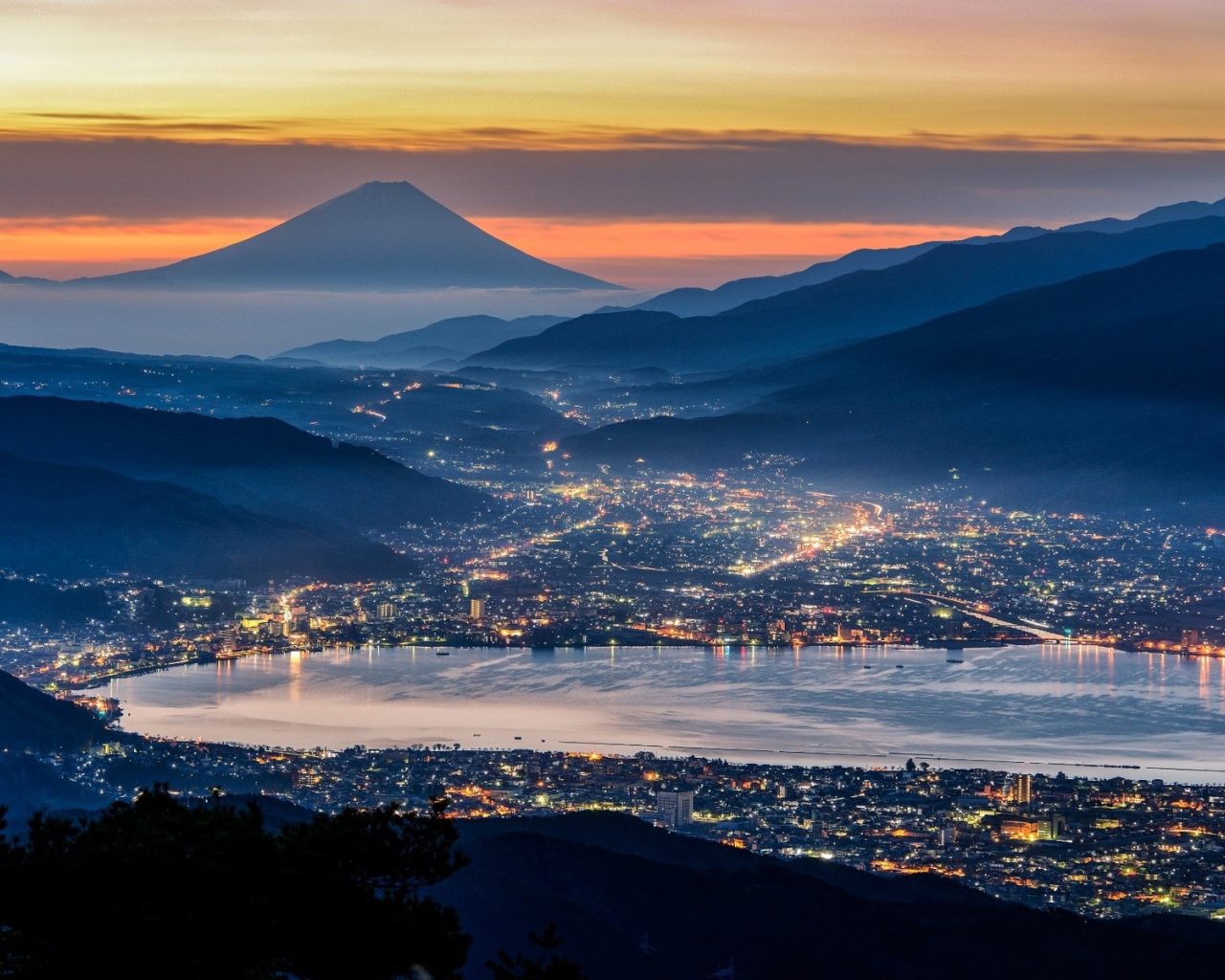 Ночной город на фоне горы Фудзи, Япония